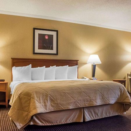 Clarion Hotel & Suites Riverfront Осуего Екстериор снимка
