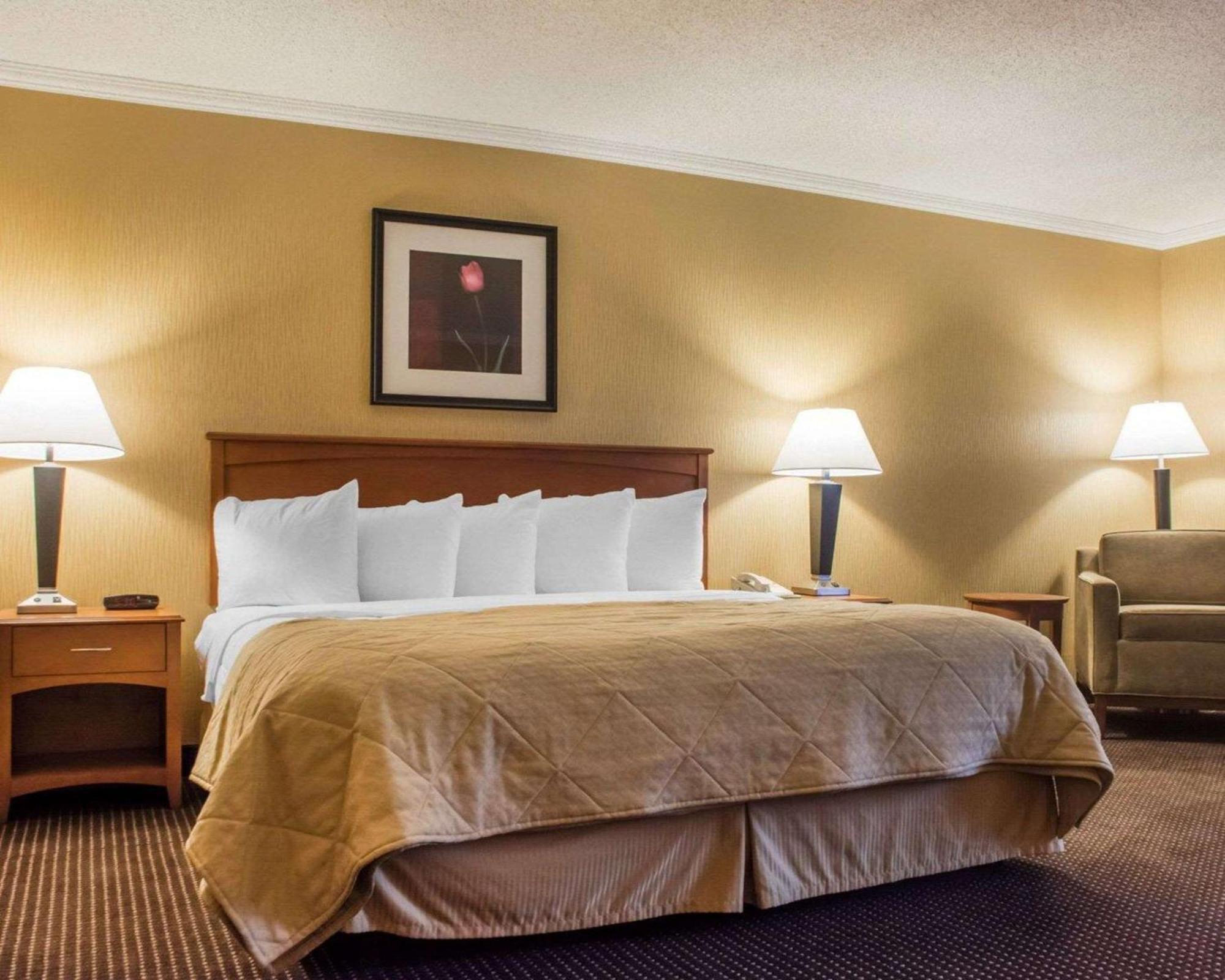 Clarion Hotel & Suites Riverfront Осуего Екстериор снимка
