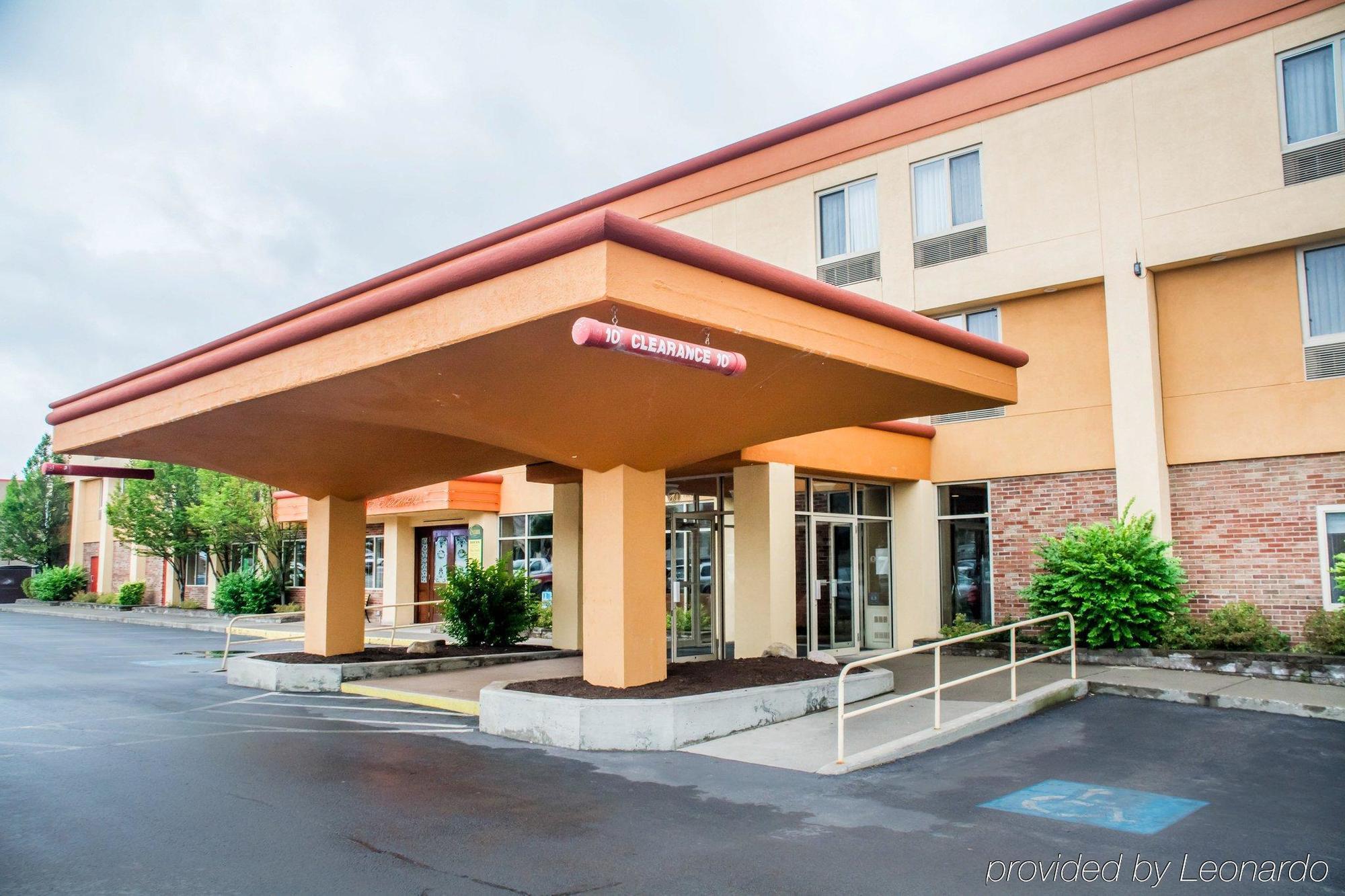 Clarion Hotel & Suites Riverfront Осуего Екстериор снимка