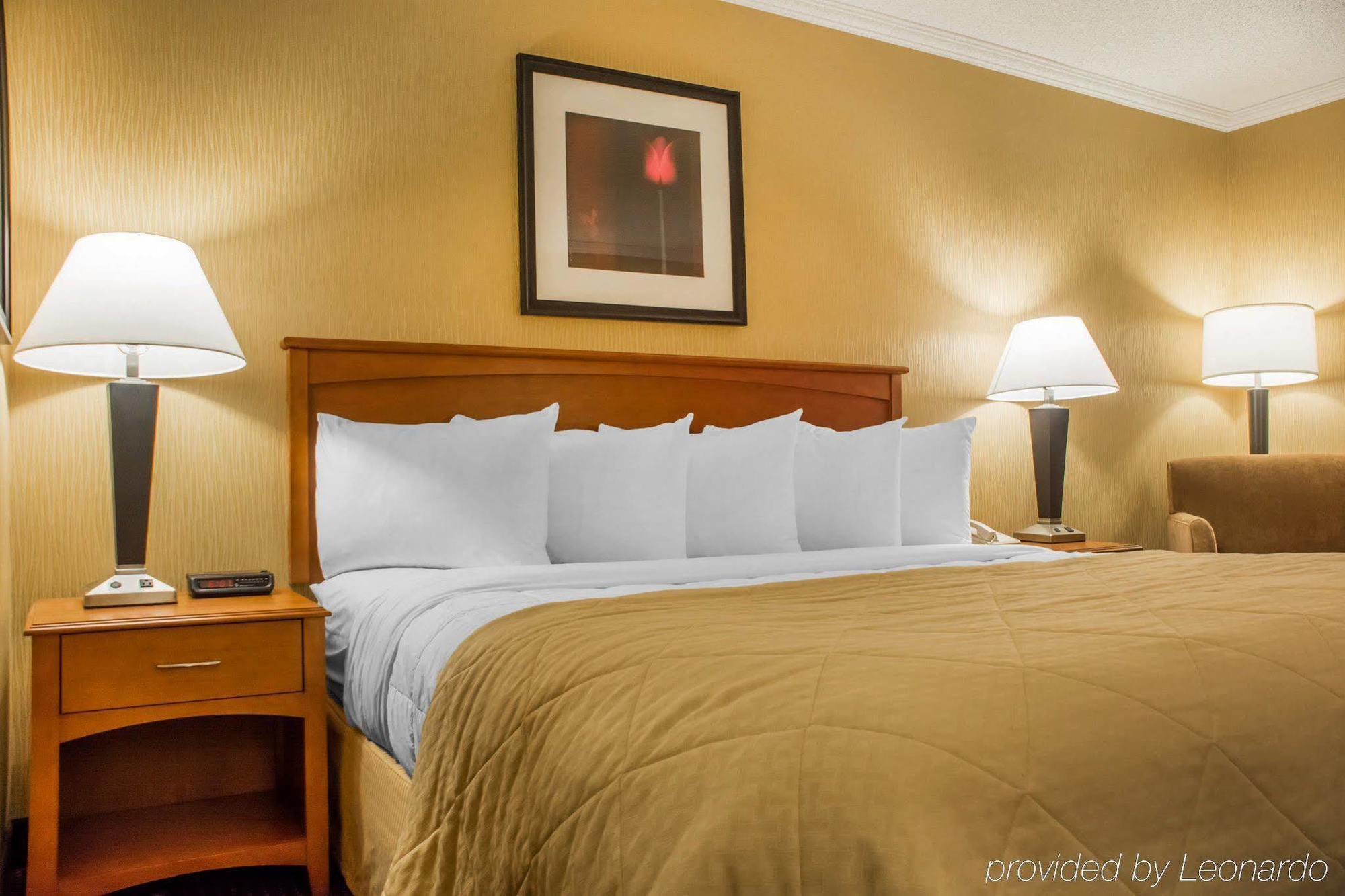 Clarion Hotel & Suites Riverfront Осуего Екстериор снимка