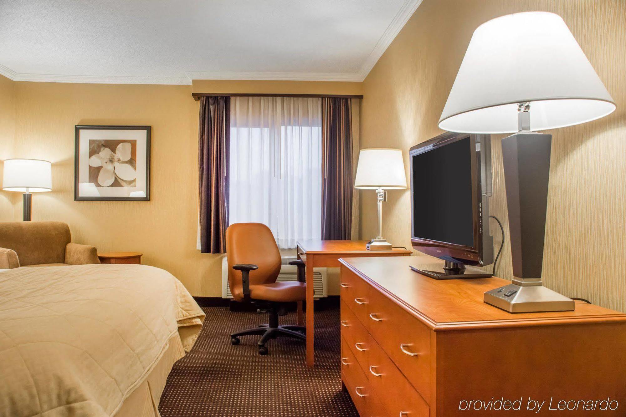 Clarion Hotel & Suites Riverfront Осуего Екстериор снимка