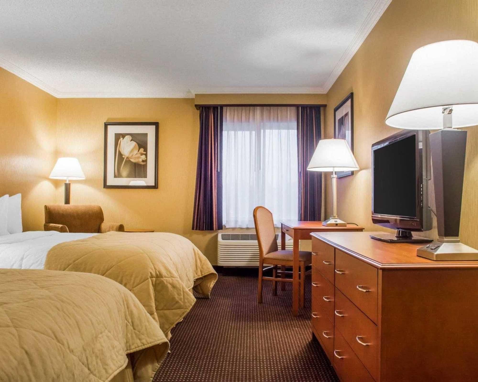 Clarion Hotel & Suites Riverfront Осуего Екстериор снимка