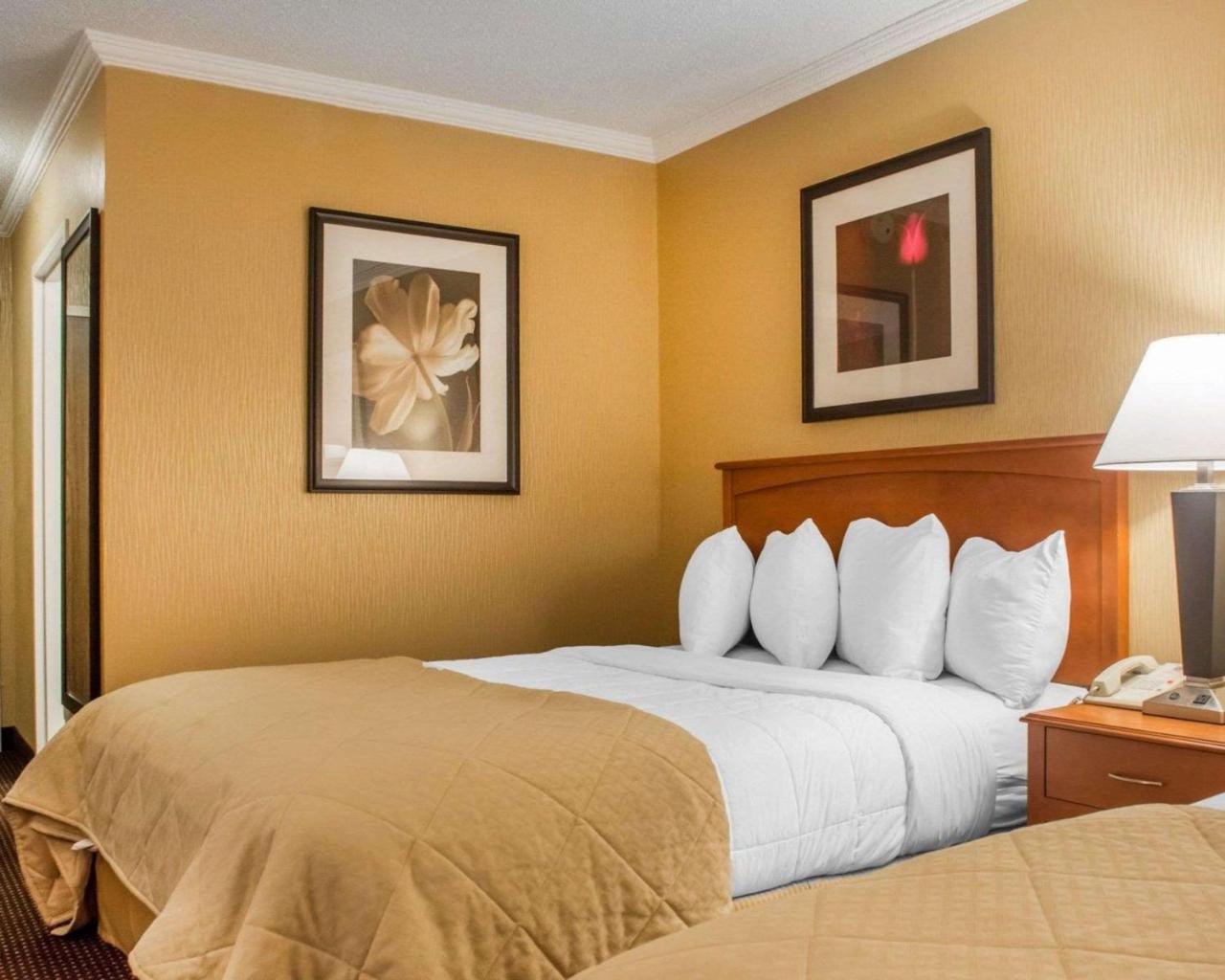 Clarion Hotel & Suites Riverfront Осуего Екстериор снимка
