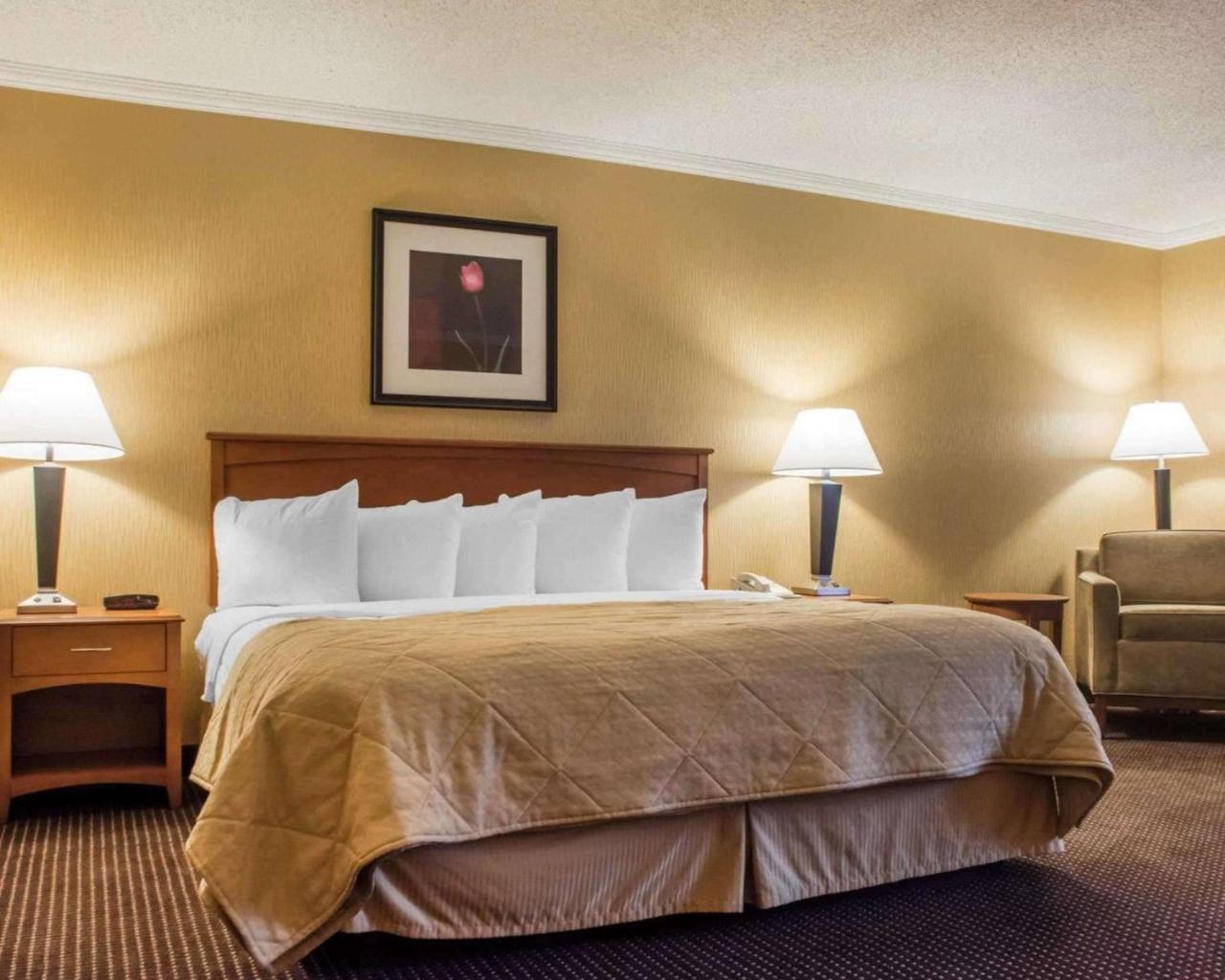 Clarion Hotel & Suites Riverfront Осуего Екстериор снимка