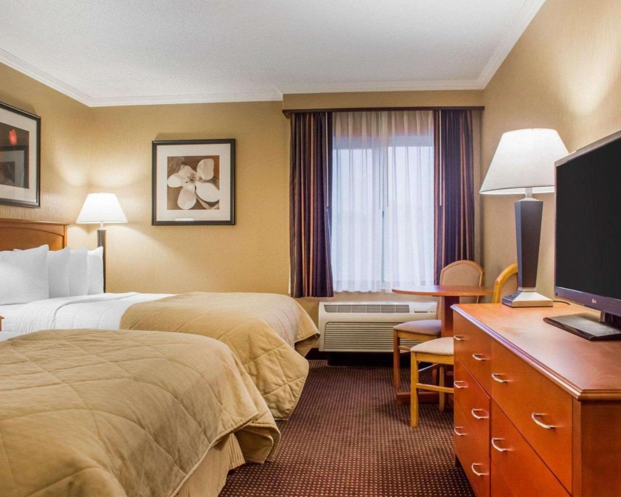 Clarion Hotel & Suites Riverfront Осуего Екстериор снимка