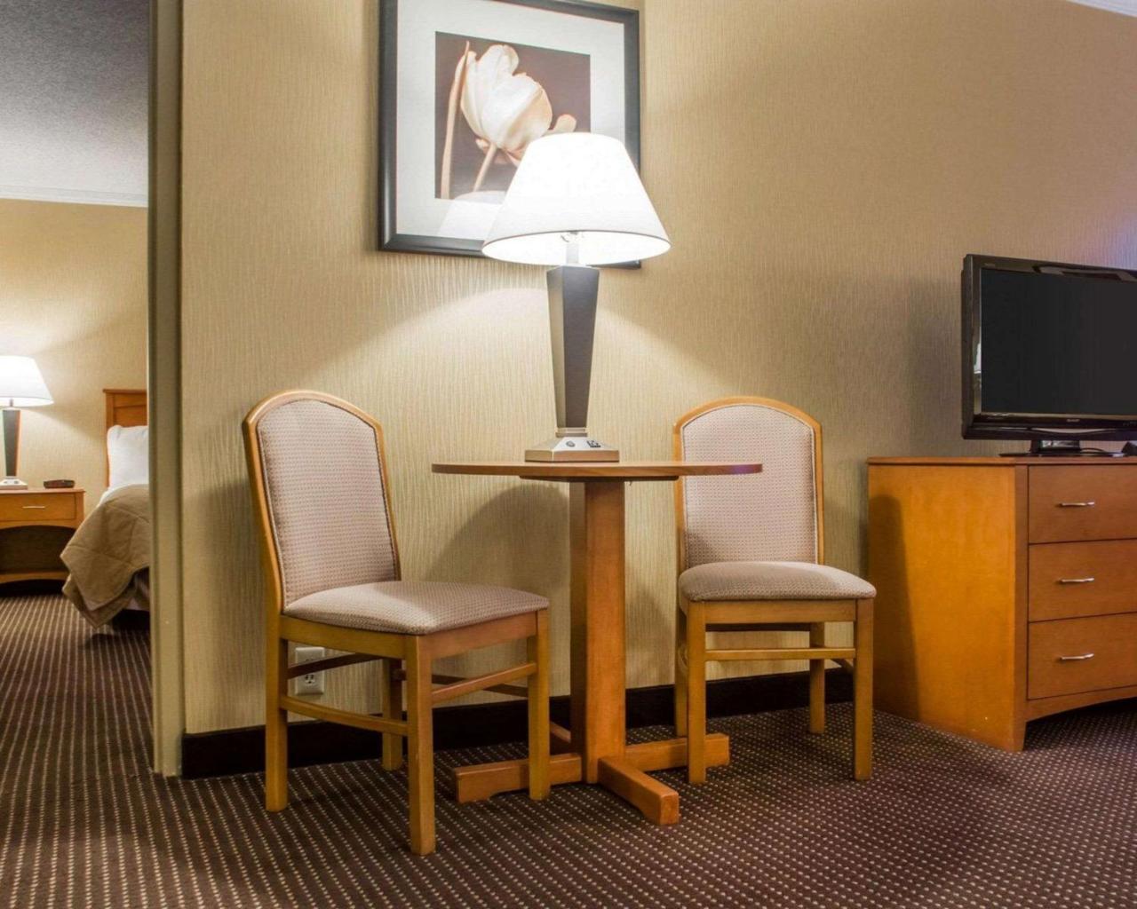 Clarion Hotel & Suites Riverfront Осуего Екстериор снимка